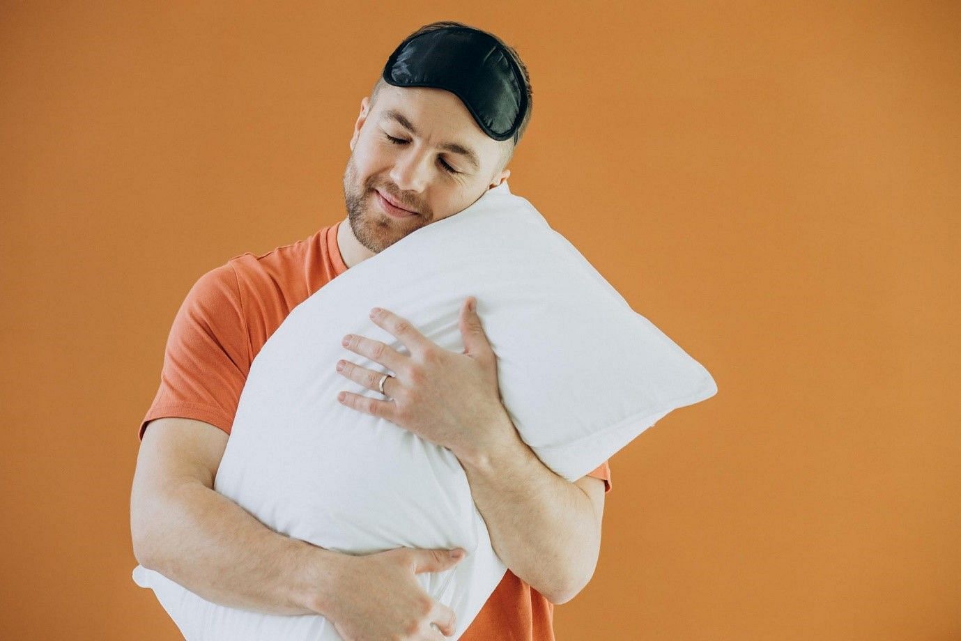 A comfortable sleeping pillow is a must for everyone (Image by Senivpetro on Freepik)